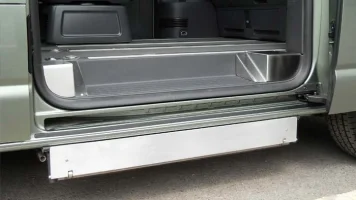vw-caravelle-under-floor-lift-stowed.webp