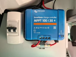 09_MPPTandPanelCircuitBreaker.webp 09_MPPTandPanelCircuitBreaker.webp