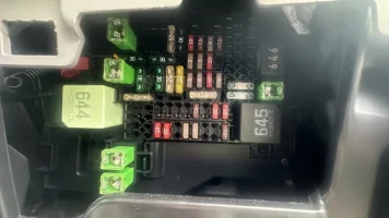 T6.1 Fuse box.webp