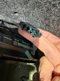 Trunk control mod middle plug.webp