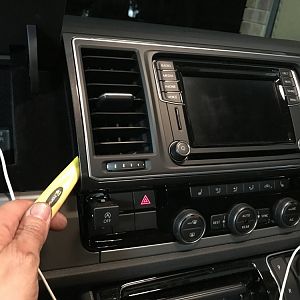 Removing Radio surround plate with vents VW T6