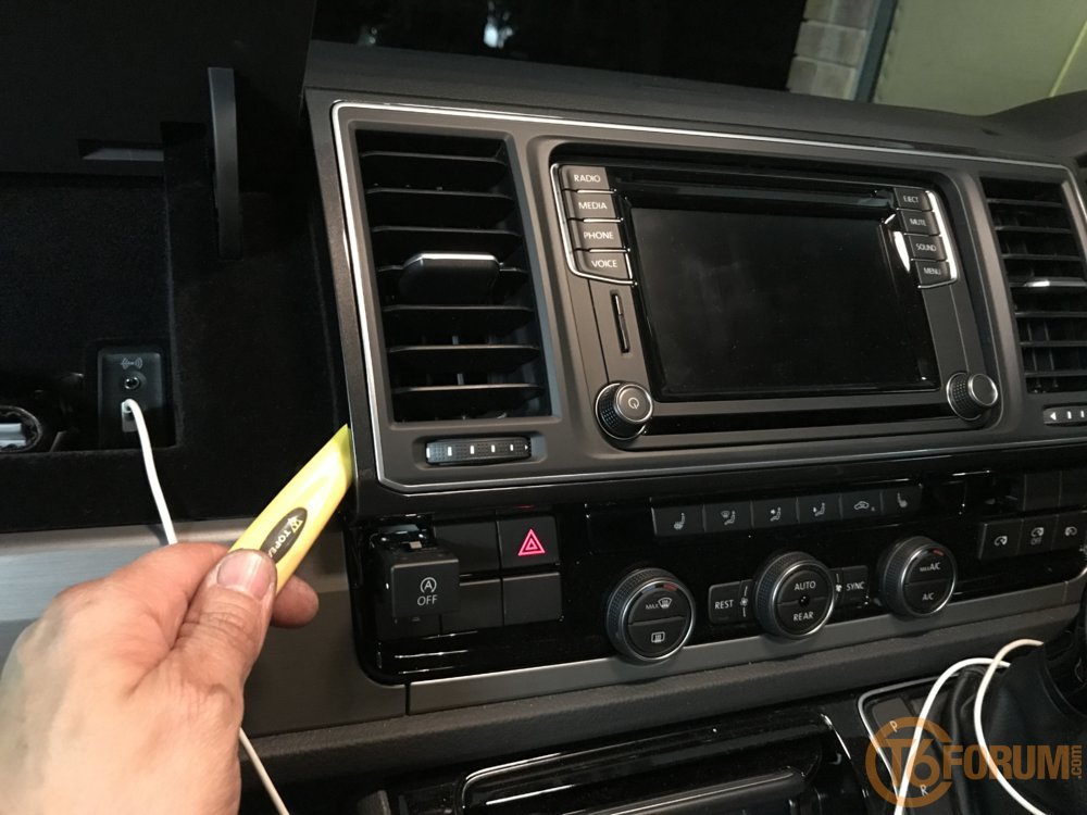 Removing Radio surround plate with vents VW T6